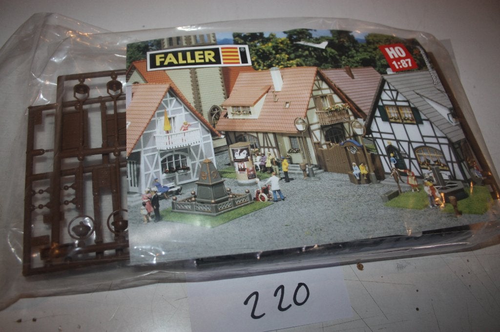 220: Faller bouwpakket van een dorpsplein, Hobby en Vrije tijd, Modeltreinen | H0, Overige merken, Gelijkstroom of Wisselstroom