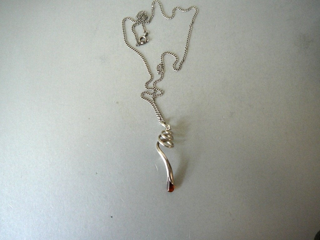 Zilveren ketting met spiraal hanger en barnsteen, Verzenden, Zilver, Ketting, Met edelsteen
