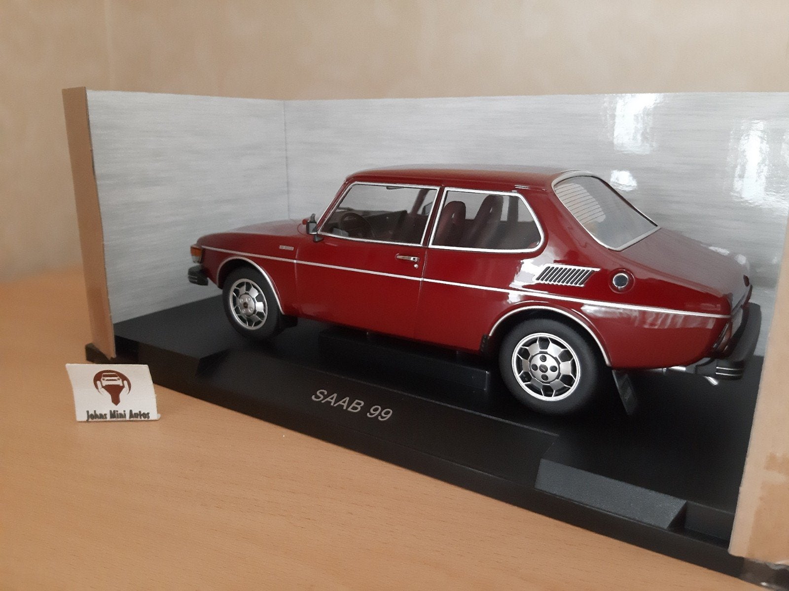 Saab 99 EMS 1977 Donkerrood - MCG 1:18, Hobby en Vrije tijd, Modelauto's | 1:18, Overige merken, MCG, Auto, Nieuw