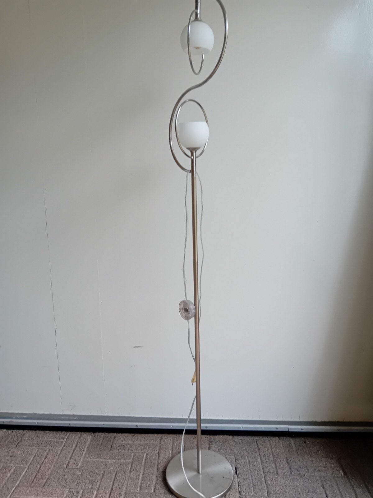 Moderne vloerlamp met twee glazen bollen, Gebruikt, Overige fittingen, Ophalen of Verzenden, Glas