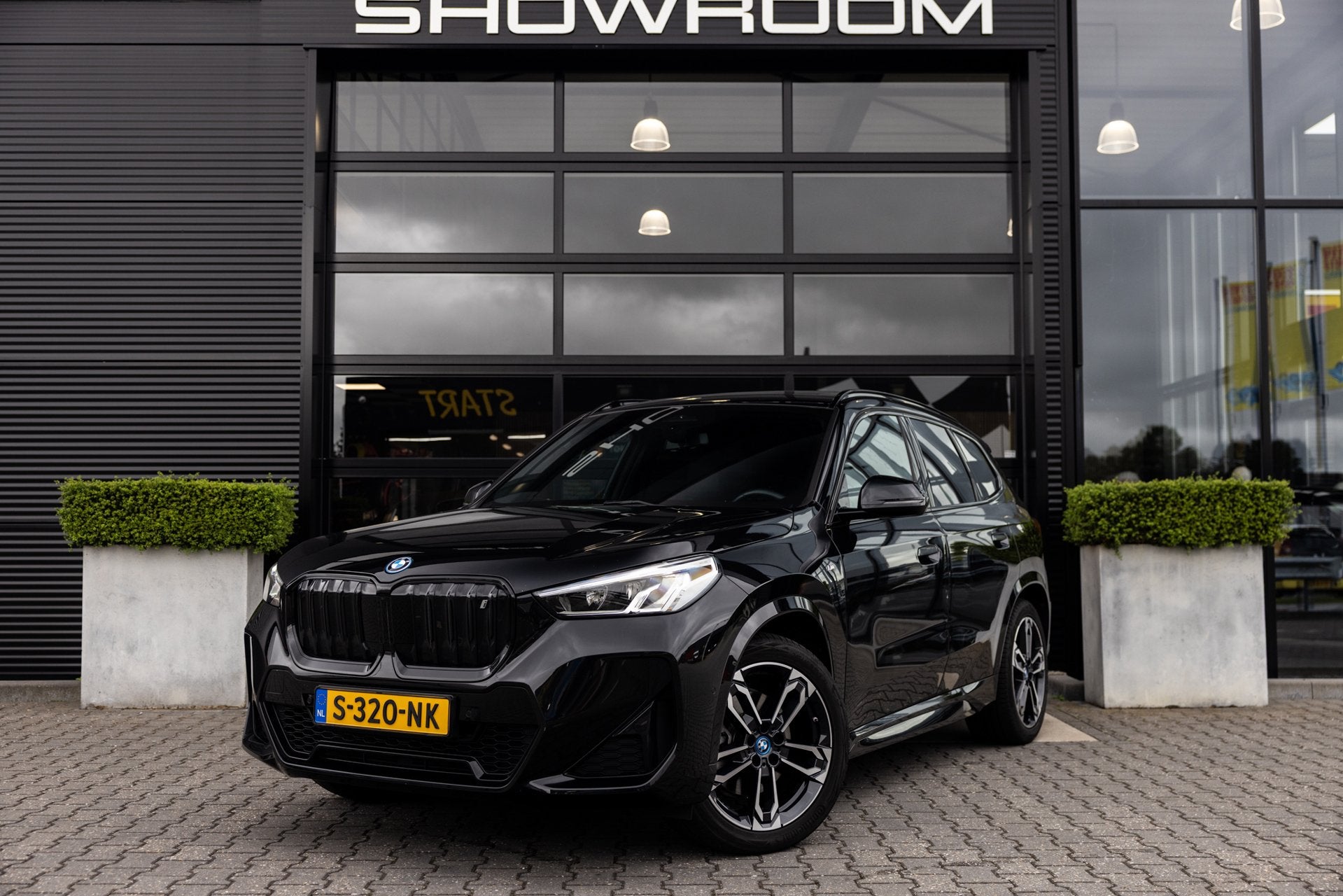 BMW IX1 XDrive30 M-Sport 67 kWh NL Auto, Pano, Trekhaak, Ful, Automaat, Gebruikt, 33 min, Zwart