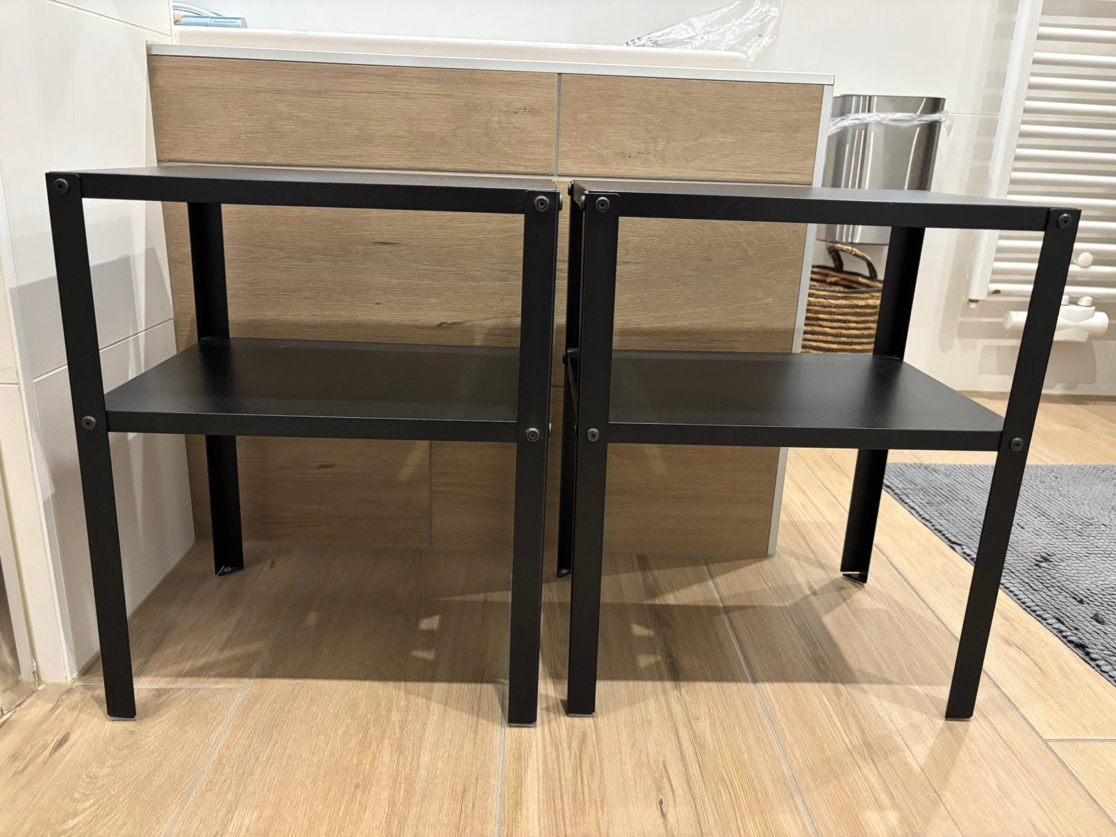 2 nachtkastjes van Ikea zwart, Ophalen of Verzenden, Zo goed als nieuw, Metaal of Aluminium, Minder dan 45 cm