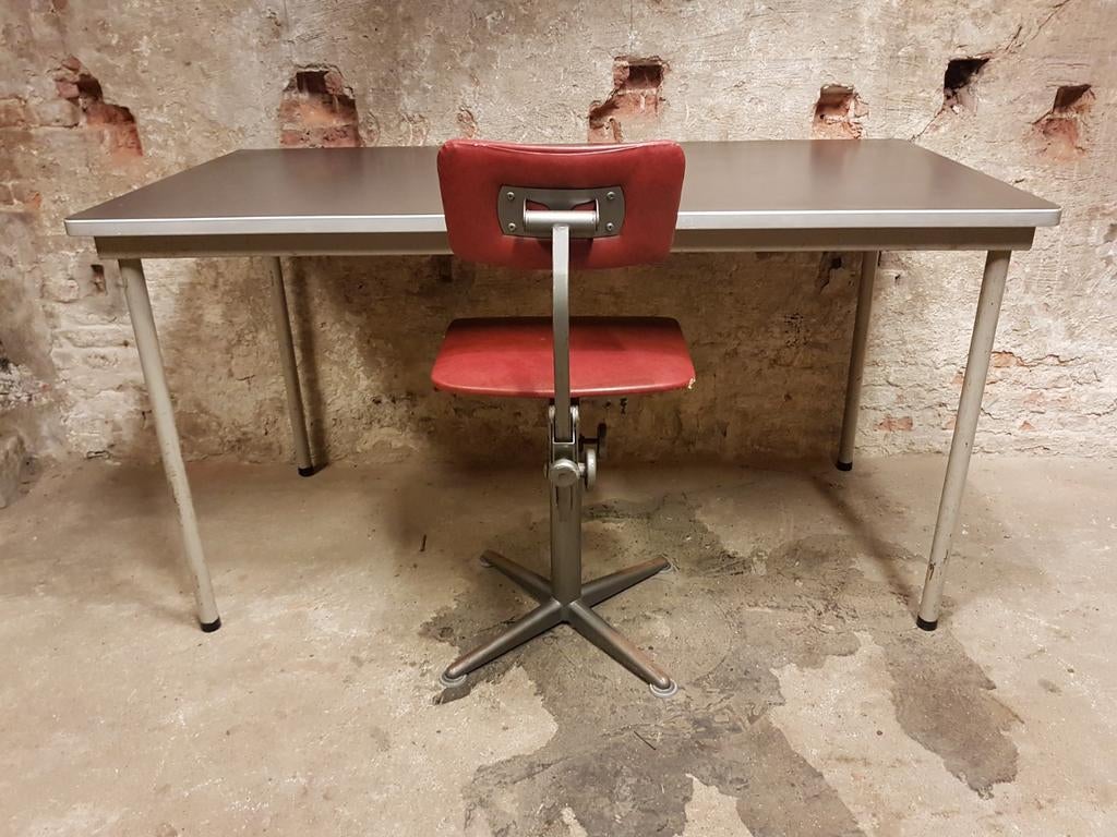 Vintage industriële tekentafel met rode bureaustoel, Gebruikt, Onbekend, Ophalen of Verzenden, Onbekend