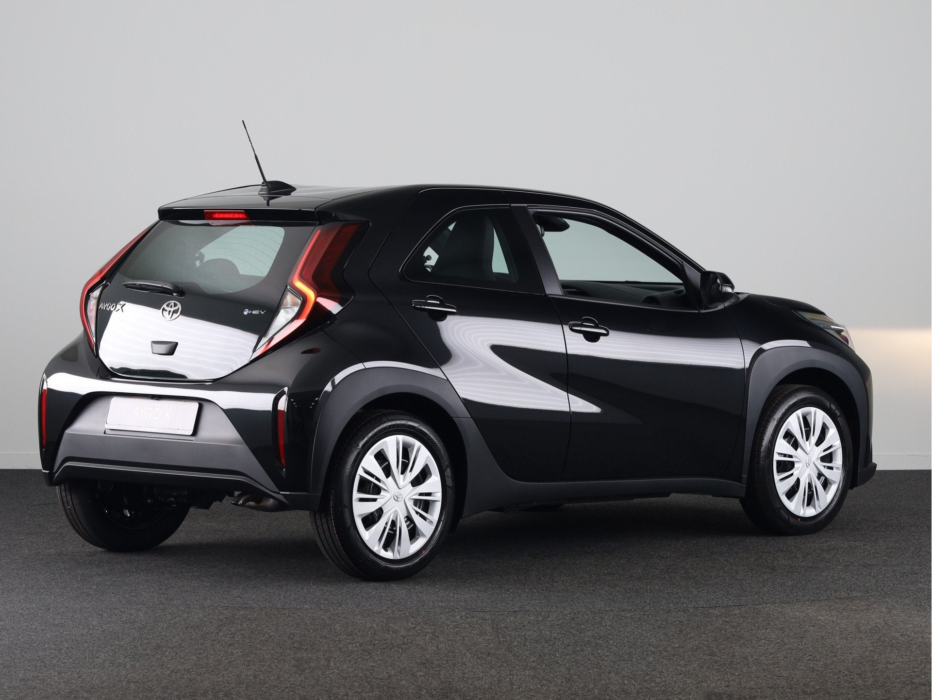 Toyota Aygo X Hybrid 115 play *NIEUW* | Metaallak | Camera |, Dealer onderhouden, Stof, 4 stoelen, 116 pk
