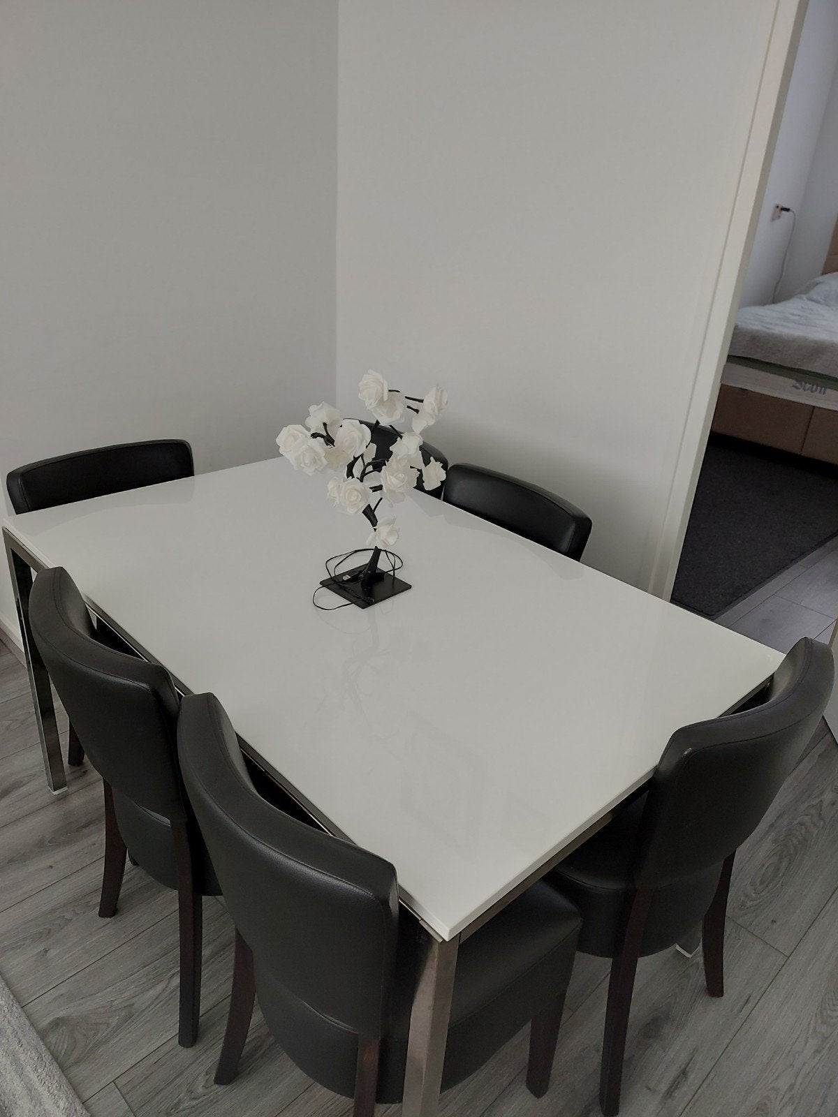 Moderne eettafel met 6 stoelen - Wit blad, metalen poten, 100 tot 150 cm, Overige materialen, 50 tot 100 cm, Zo goed als nieuw