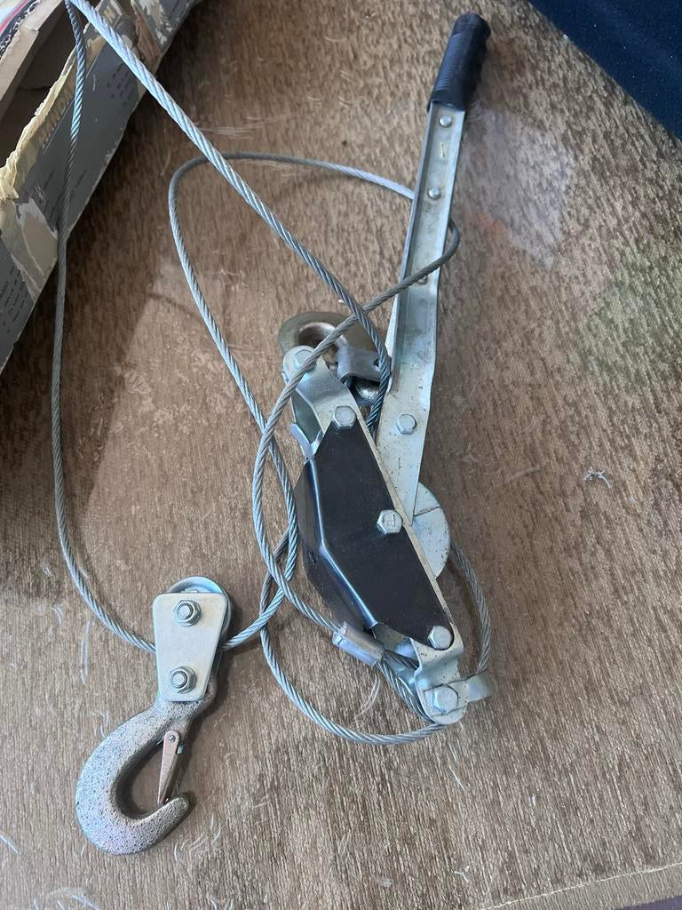 Handmatige kabeltrekker / lier met staalkabel, Doe-het-zelf en Verbouw, Lieren en Takels, Ophalen of Verzenden, Gebruikt, Handmatig