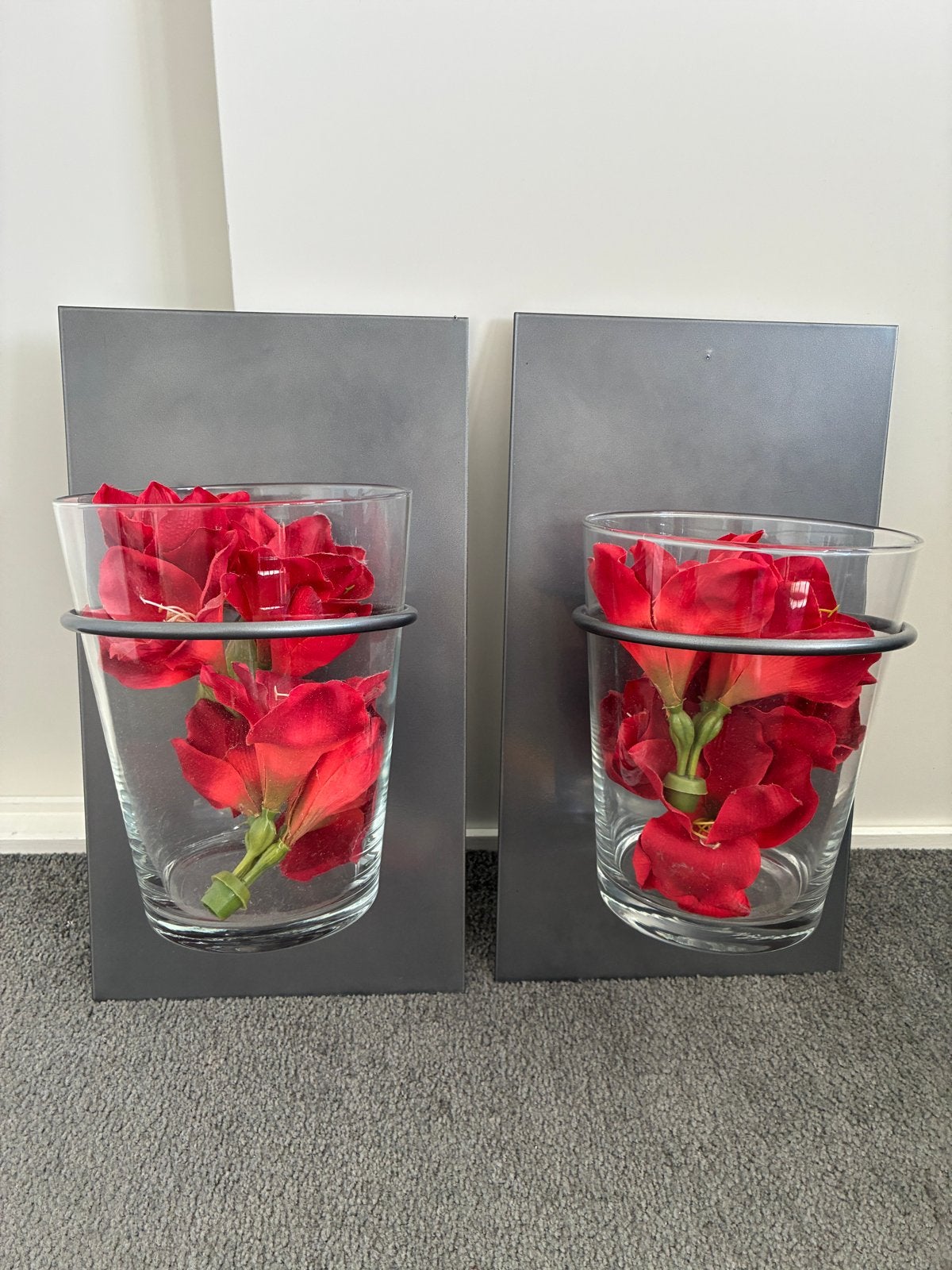2 wandvazen met kunstbloemen - grijs/rood, Huis en Inrichting, Ophalen, Inclusief decoratie, Grijs, Glas