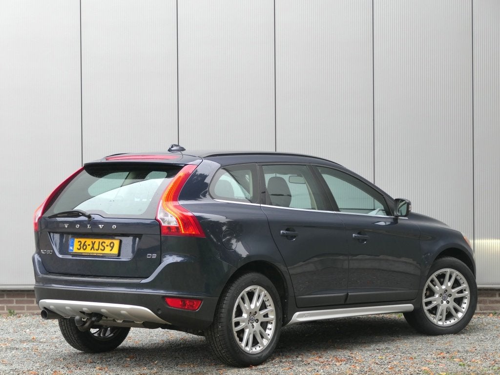 Volvo XC60 2.0 D3 AUT Momentum Xenon / Trekhaak / Leer, Automaat, Euro 5, 15 km/l, Gebruikt