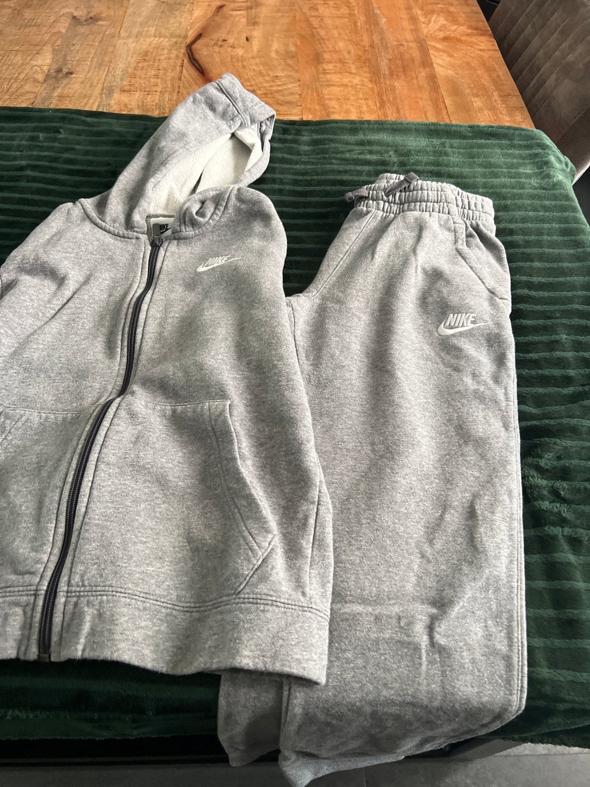 Nike trainingspak grijs - maat M (137-147 cm), Ophalen, Zo goed als nieuw, Jongen of Meisje, Sport- of Zwemkleding