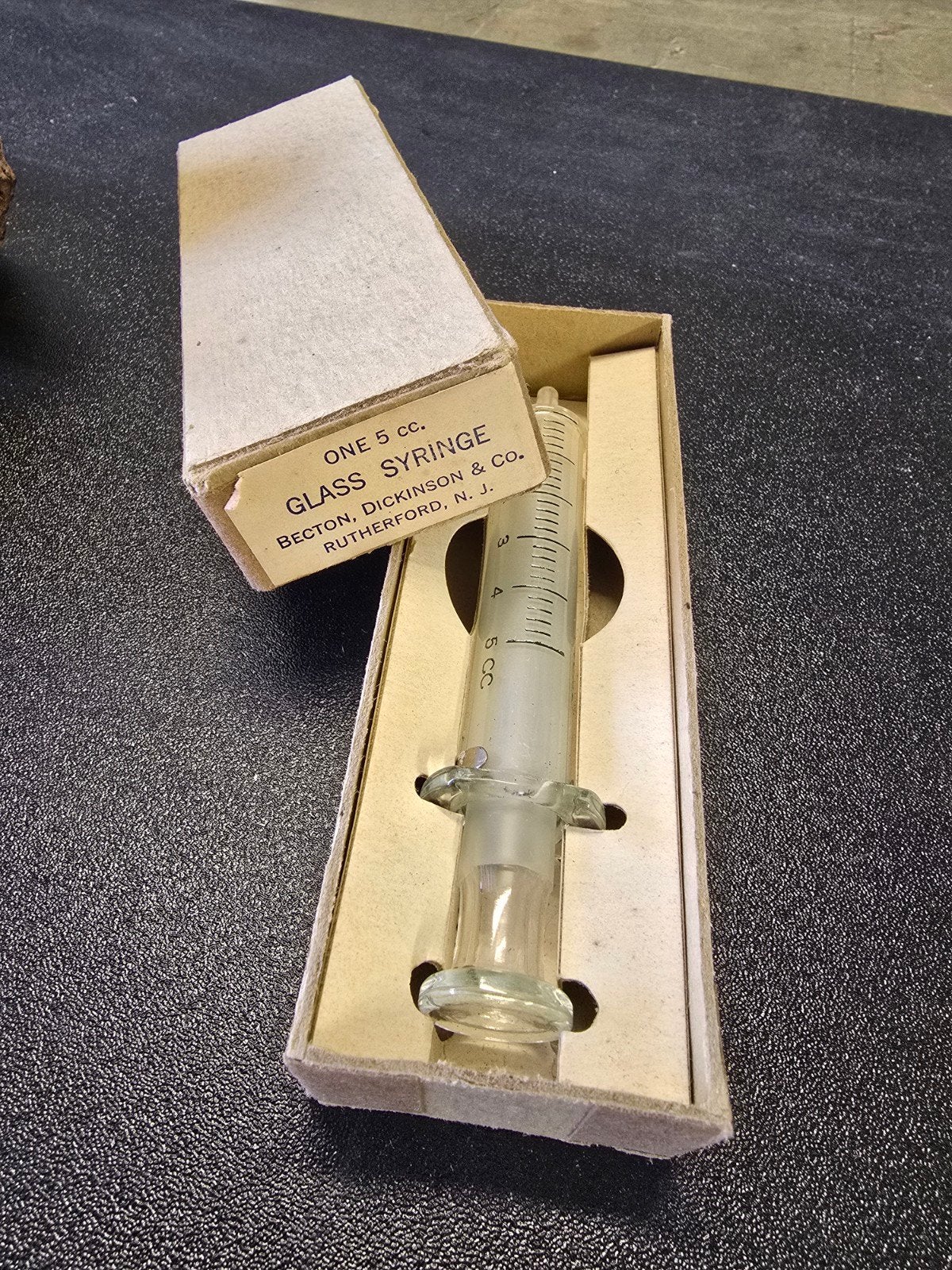 WWII US Med. Depart. 5cc glass syringe, Ophalen of Verzenden, Amerika, Embleem of Badge