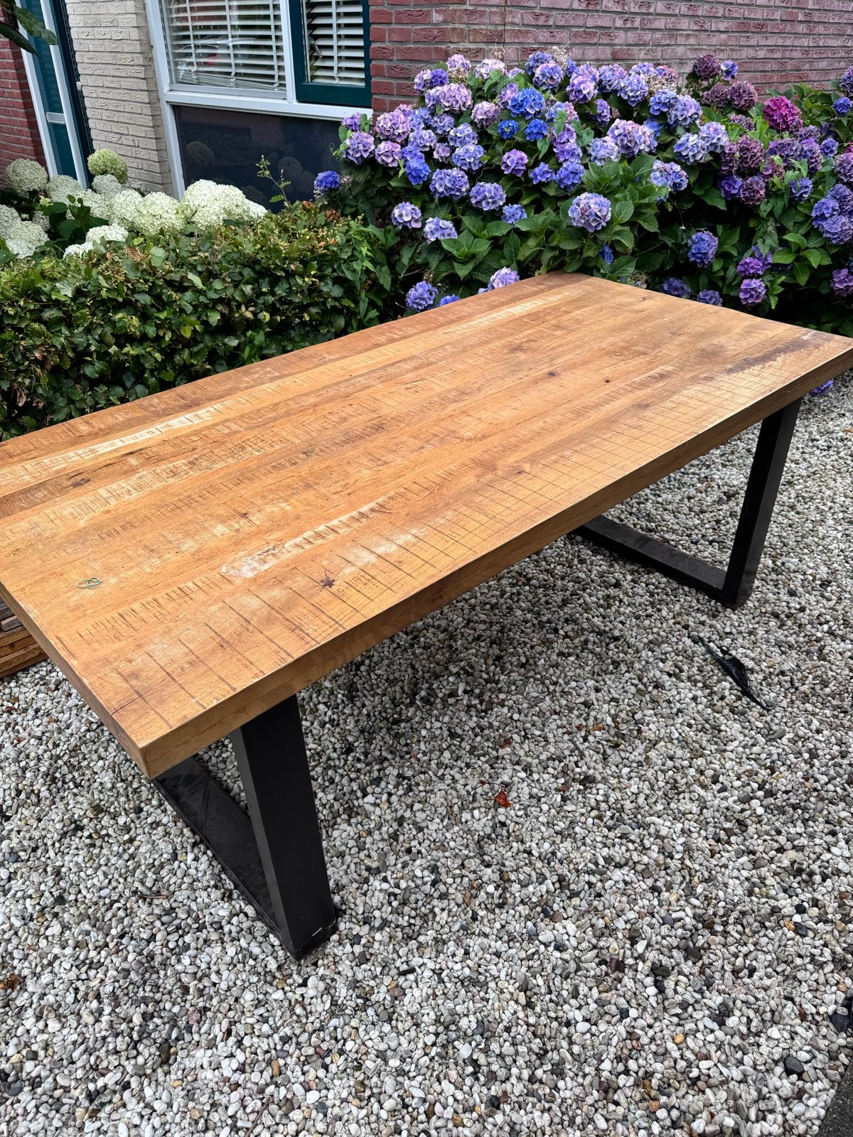 Robuuste houten eettafel met metalen onderstel, Ophalen, Gebruikt, 100 tot 150 cm, 200 cm of meer