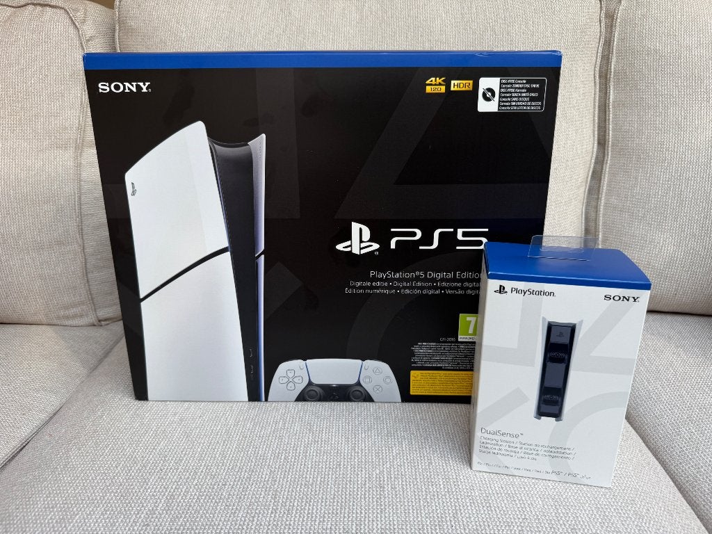 Nieuwe PlayStation 5 (PS5) Digital Edition + Oplaadstation, Spelcomputers en Games, Spelcomputers | Sony PlayStation 5, Ophalen