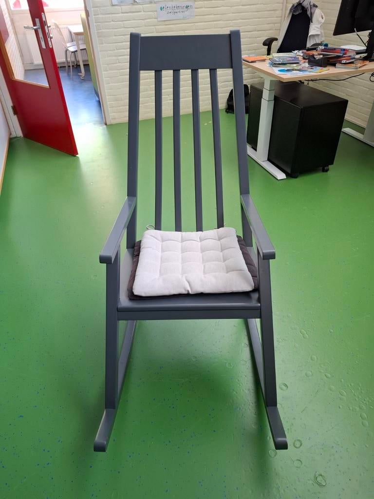 Grijze schommelstoel van hout met kussens - Nieuwstaat, Huis en Inrichting, Stoelen, Ophalen, Zo goed als nieuw, Stof, Eén