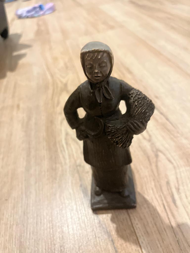 Vintage beeldje van boerin met korenschoof, Ophalen, Minder dan 20 cm, Handgemaakt, Steen of Keramiek