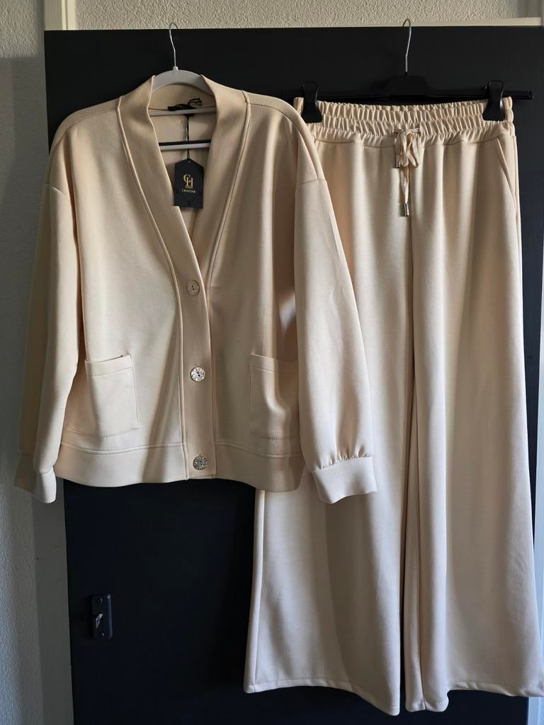 Nieuw 2delig pak Chastar 40 42 44 creme, Kleding | Dames, Ophalen of Verzenden, Nieuw, Maat 42/44 (L)