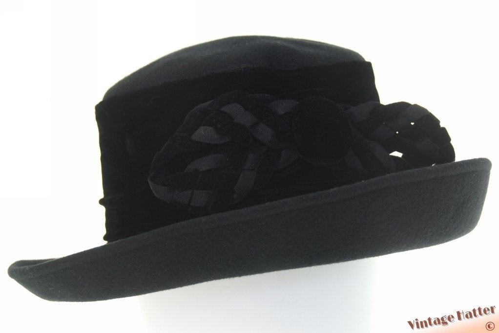 Vintage Dameshoed zwart vilt, zwart fluwelen band & strik 57, 56 of 57 cm (M, 7 of 7⅛ inch), Hoed, (made in USA), Ophalen of Verzenden