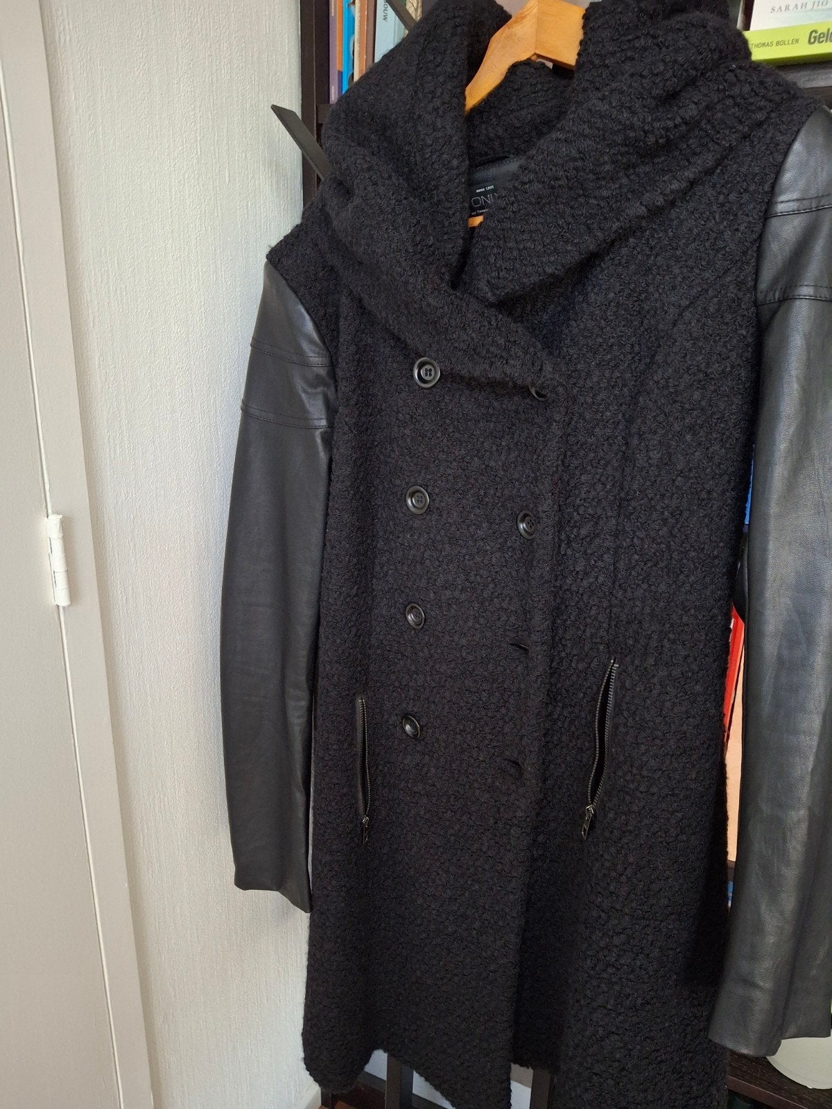 ONLY Zwarte Jas met " Leren" Mouwen - Maat M, Kleding | Dames, Ophalen, Zo goed als nieuw, Maat 38/40 (M), Zwart