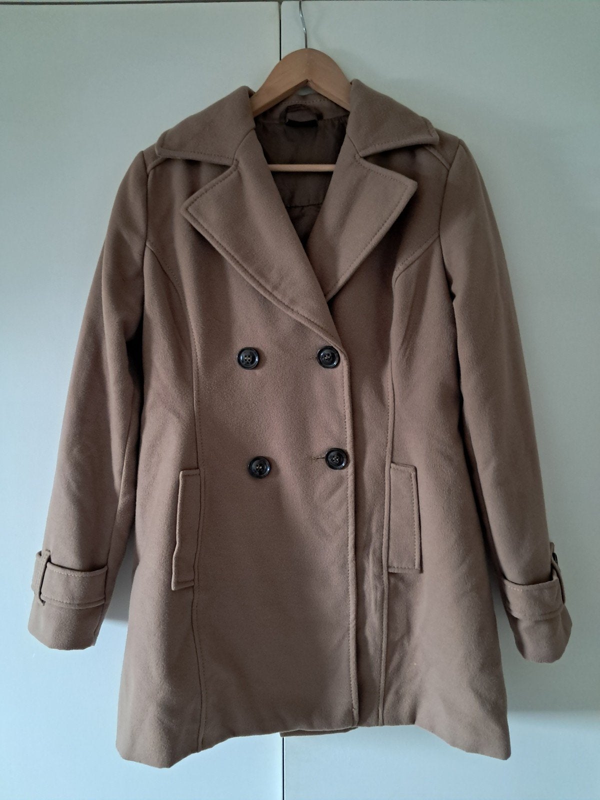 Beige winterjas met dubbele rij knopen, Kleding | Dames, Ophalen, Beige, Maat 42/44 (L), Onbekend