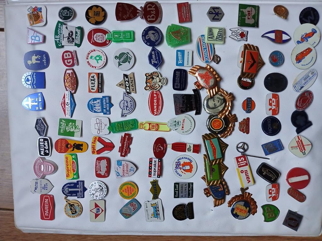Album met Speldjes, Verzamelen, Speldjes, Pins en Buttons, Ophalen of Verzenden, Gebruikt, Overige onderwerpen