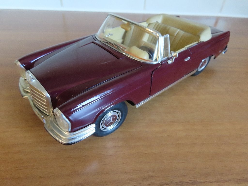 Maisto 1:18 schaalmodel Mercedes-Benz 280 SE Cabriolet 1966, Hobby en Vrije tijd, Modelauto's | 1:18, Ophalen of Verzenden, Zo goed als nieuw