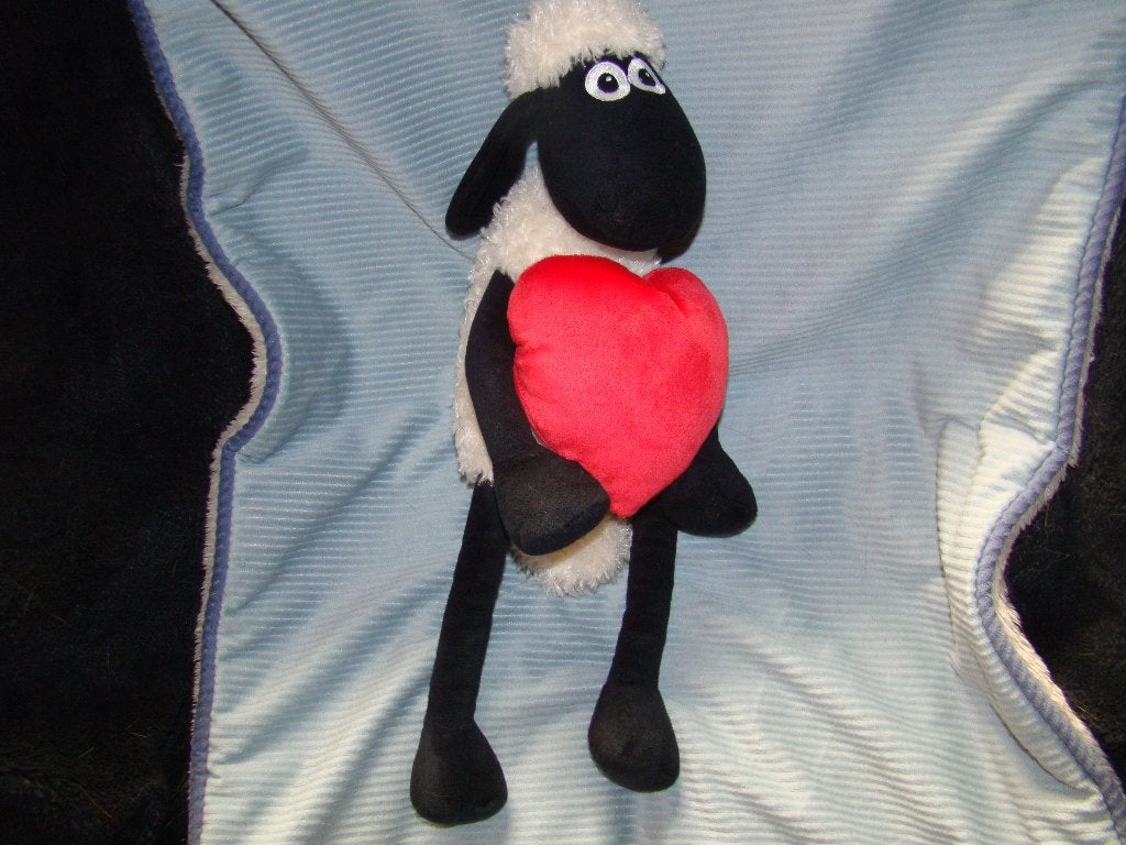 Shaun the sheep schaap met rood hart. 40 cm lang, Overige karakters, Overige typen, Ophalen of Verzenden, Middelgroot (20 tot 80 cm)