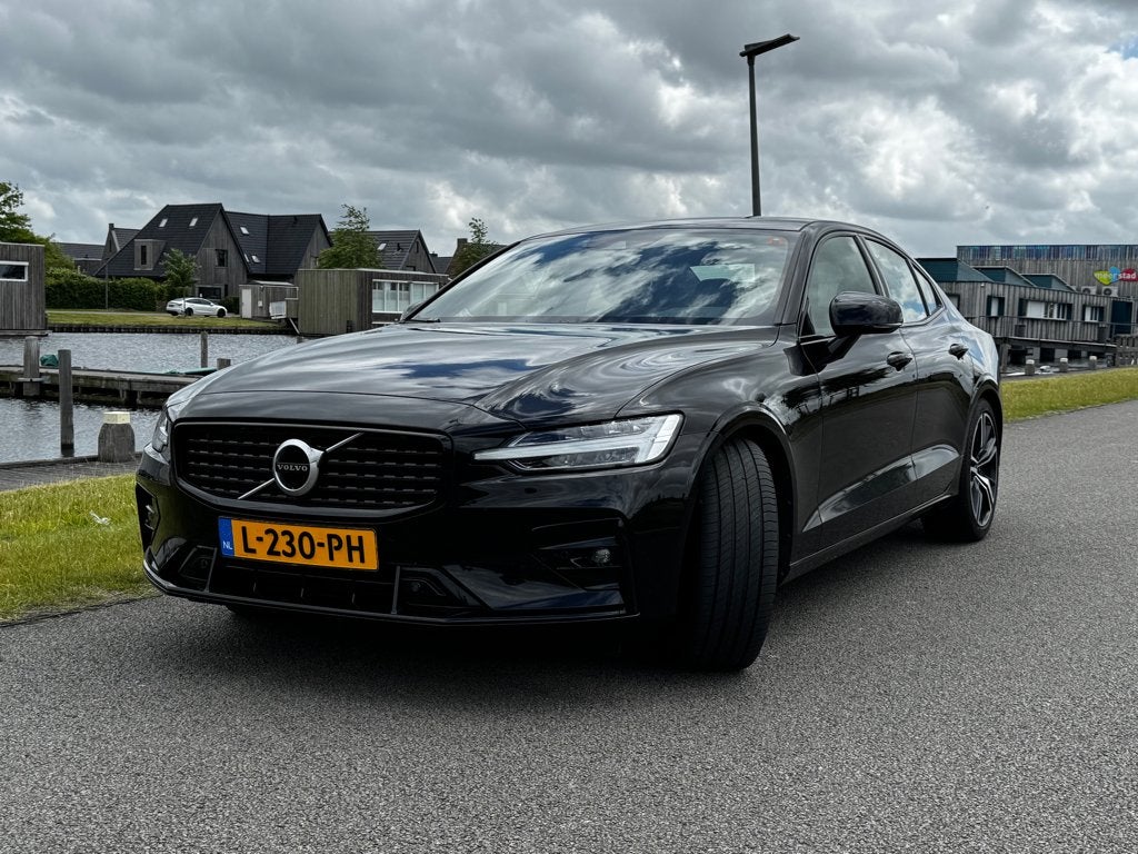 Volvo S60 B3 163pk R-Design Mild Hybrid 2021 Zwart Metallic, Auto's, Automaat, 15 km/l, 1800 kg, 4 cilinders