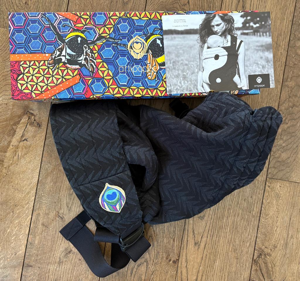 Artipoppe draagzak, Kinderen en Baby's, Buik of Rug, Zo goed als nieuw, Draagzak, Ophalen