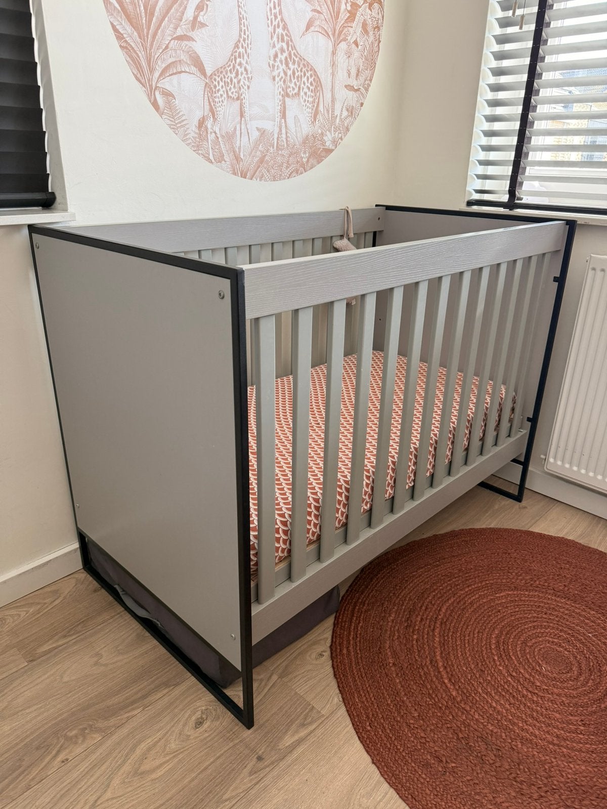 Cabino Dayley ledikant grijs houtlook met staal, Kinderen en Baby's, Babywiegjes en Ledikanten, Ophalen, Zo goed als nieuw, Ledikant
