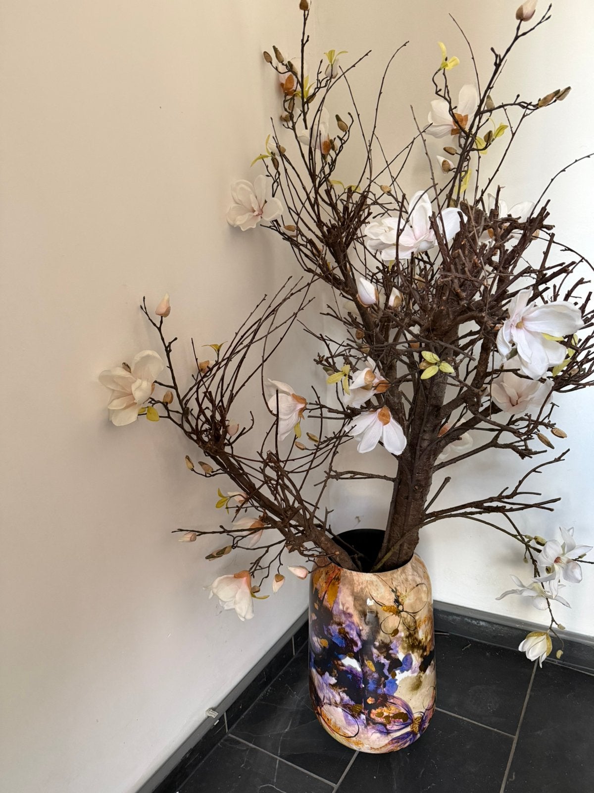 Grote vaas met echte stam met magnolia takken, Ophalen, Zo goed als nieuw