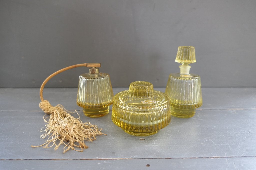 Pompadour antieke glazen parfum set made in Austria, Verzenden
