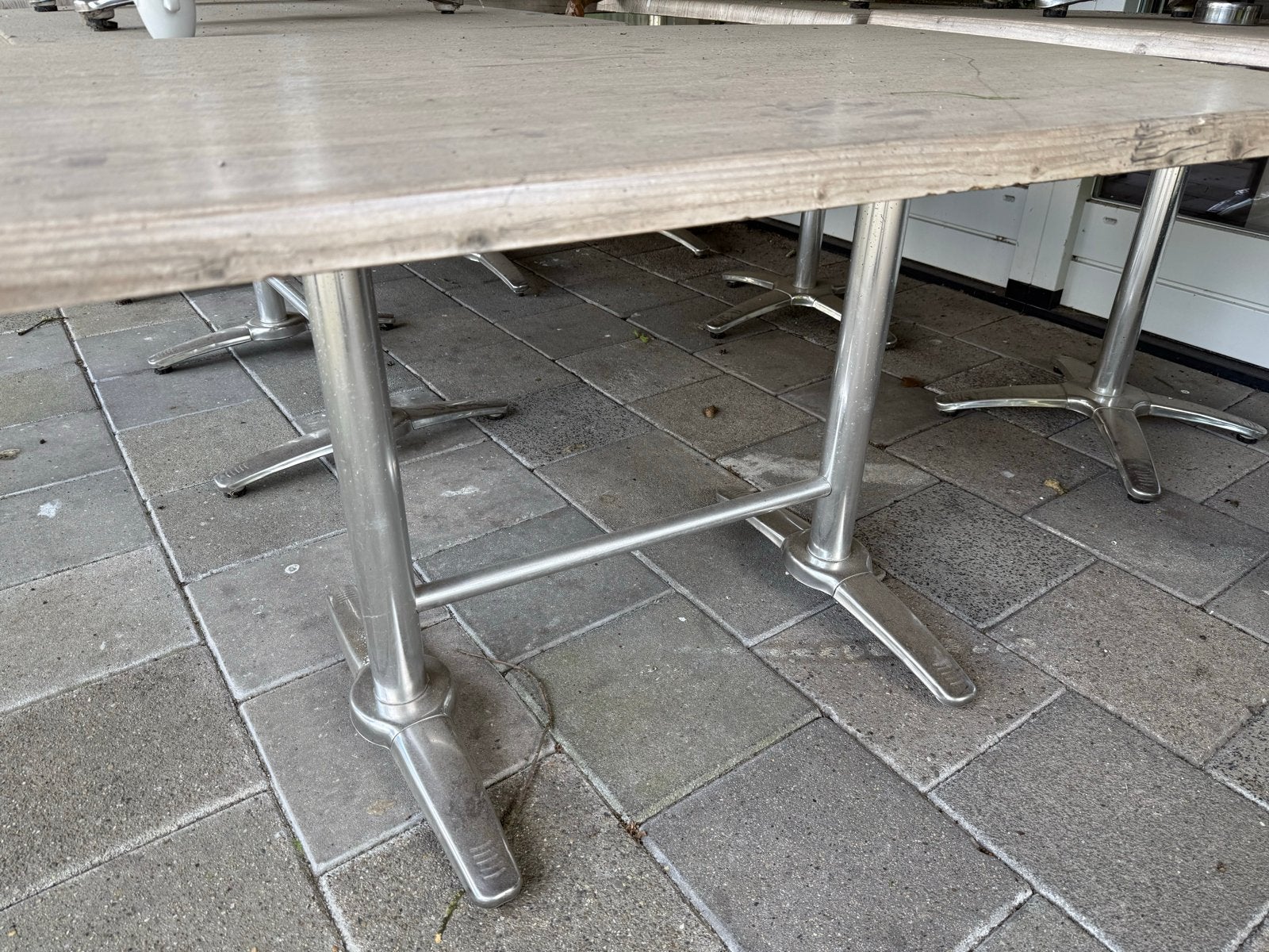 24 Robuuste terrastafels met metalen onderstel, Ophalen, Gebruikt, 100 tot 150 cm, 50 tot 100 cm