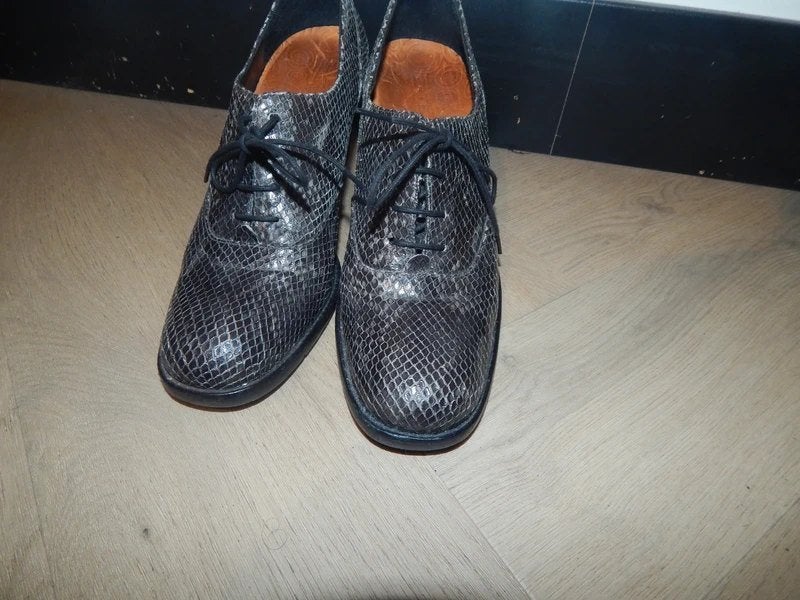 Chie Mihara leren vintage look pumps snake motief mt 40, Verzenden, Lage of Enkellaarzen, Zo goed als nieuw, Grijs