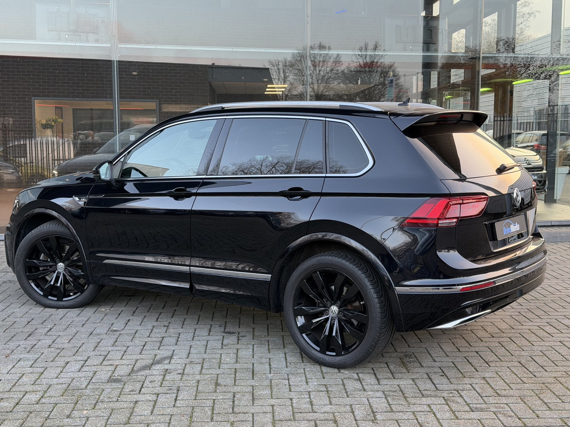 Volkswagen Tiguan 2.0 TSI 4Motion| R-line | Highline | Pano, Gebruikt, 4 cilinders, Zwart, Bedrijf