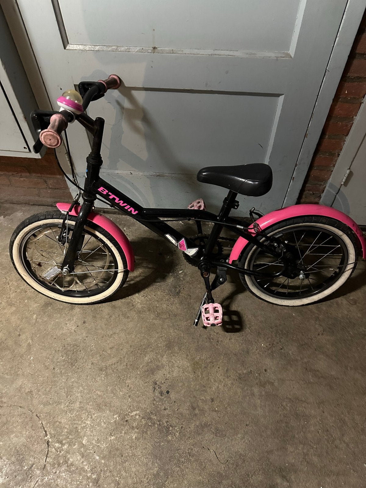 B'Twin kinderfiets 16 inch - Zwart/Roze, Ophalen, Gebruikt, Velgrem, 16 tot 20 inch
