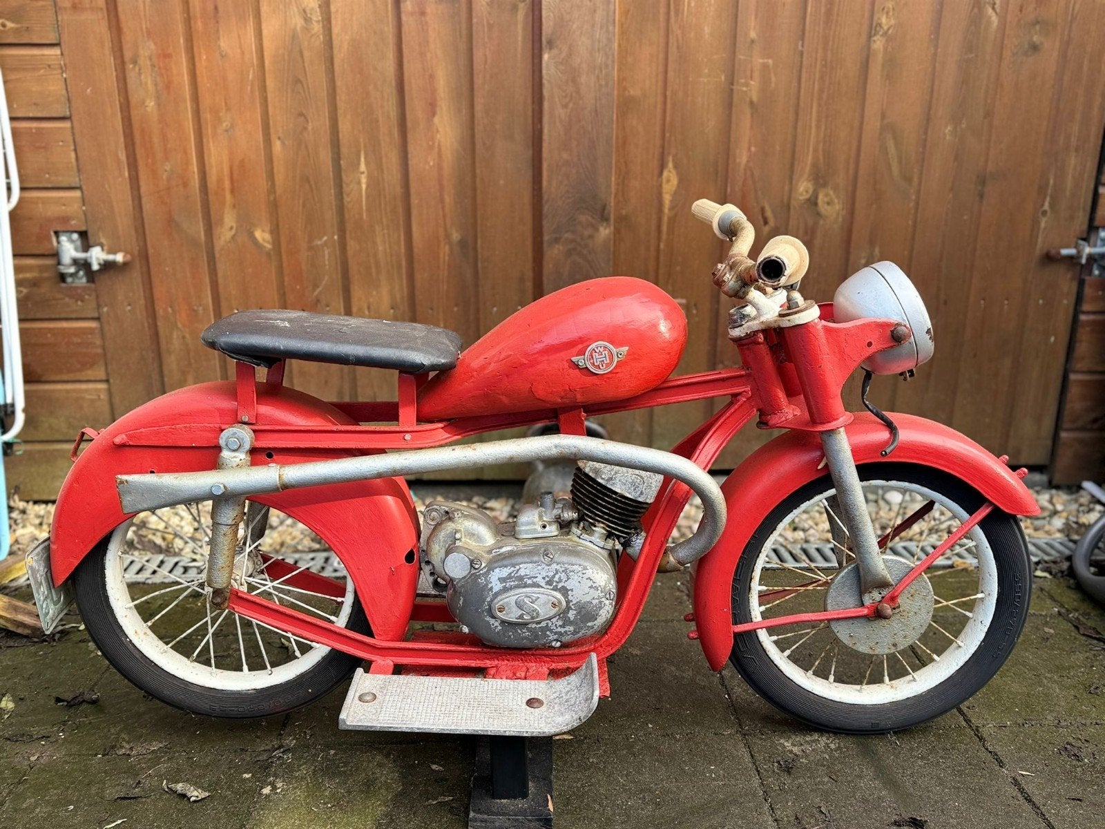 Hennecke

Te Koop: Unieke Hennecke Motorfiets uit de jaren ’, Ophalen