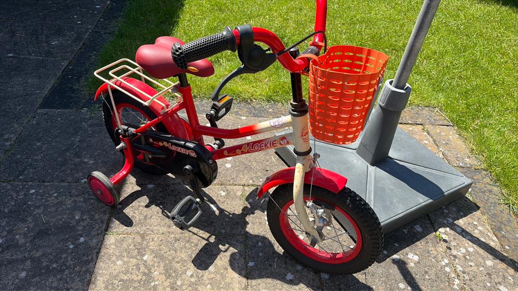 Loekie kinderfiets, Fietsen en Brommers, Fietsen | Kinderfietsjes, Ophalen, Terugtraprem, Zijwieltjes, Gebruikt