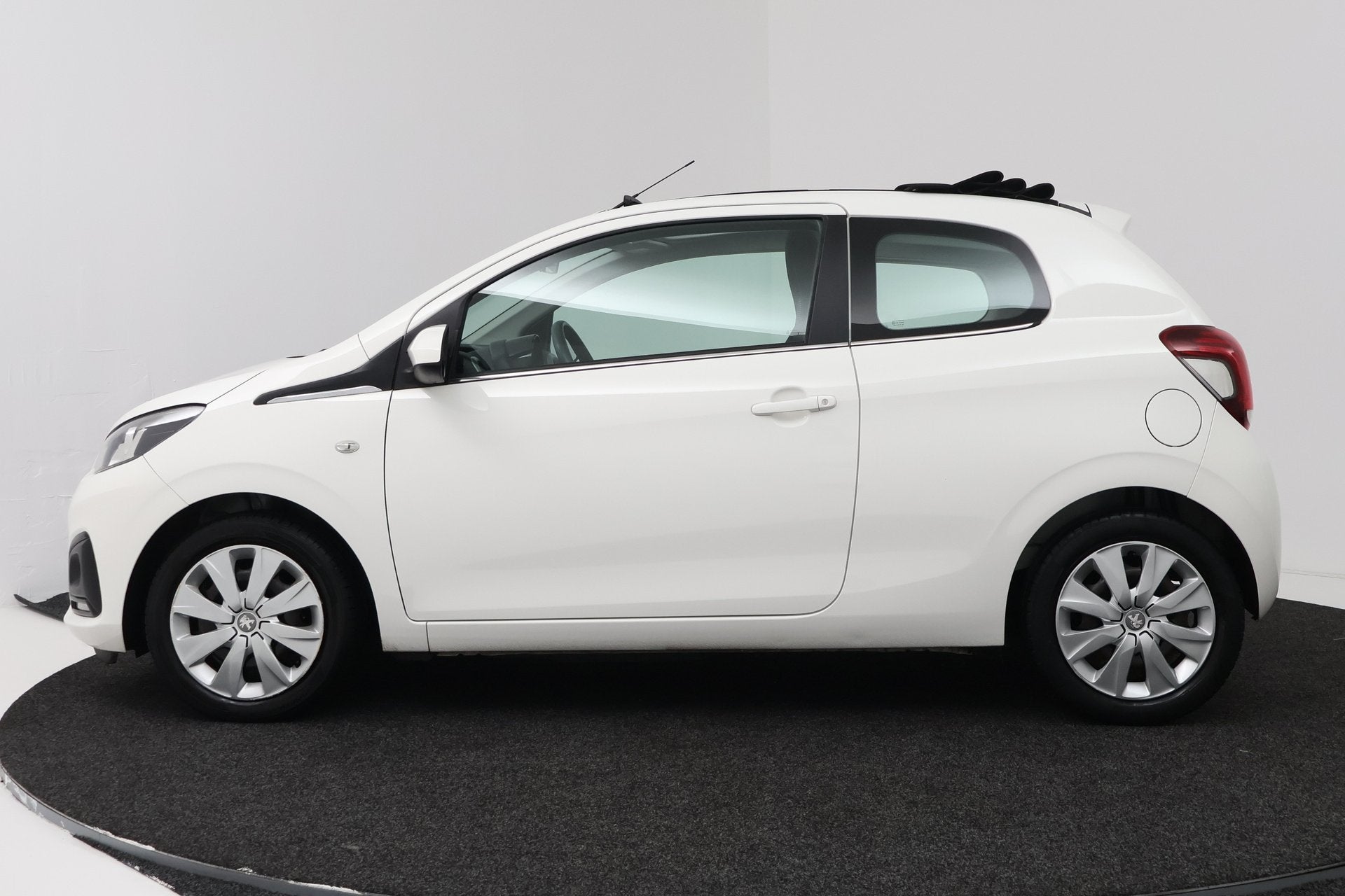 Peugeot 108 1.0 VTi Active (CABRIO TOP, BLUETOOTH, AIRCO), Voorwielaandrijving, Stof, Gebruikt, 4 stoelen