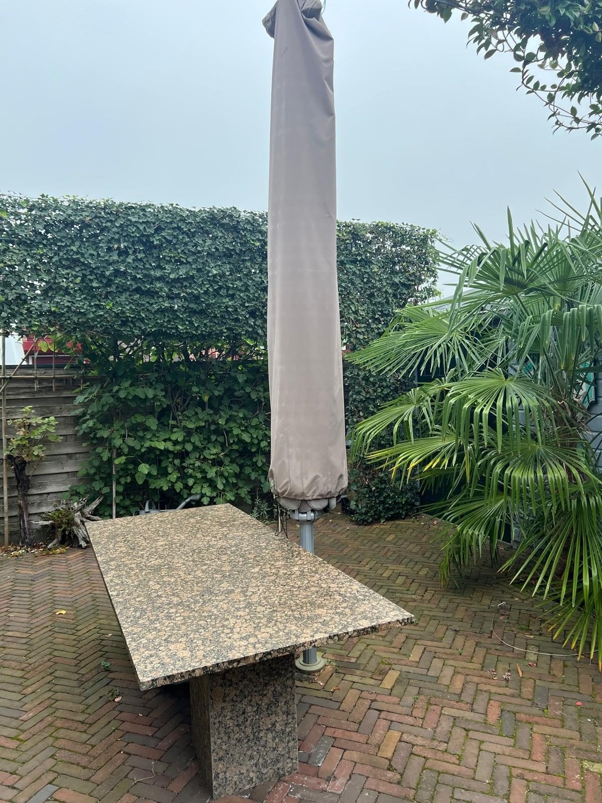 parasol 3.7 hoog doorsnee 5 meter