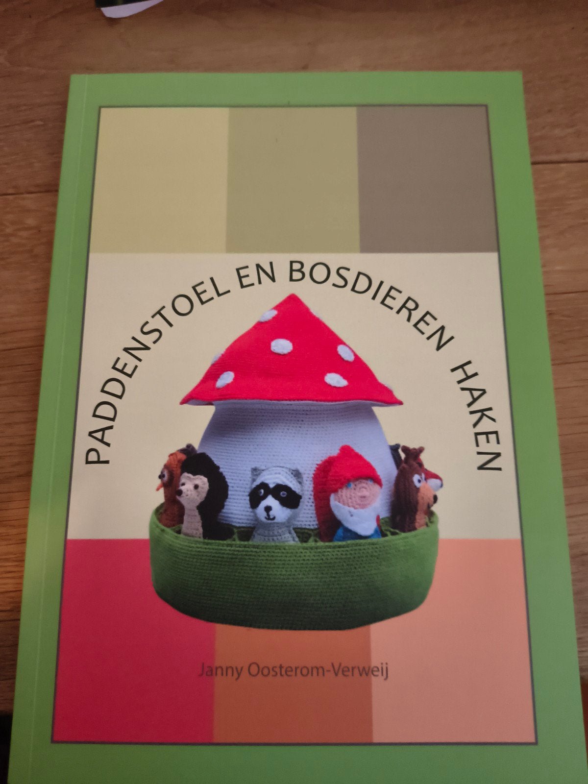 Paddenstoel en bosdieren haken. van Janny Oosterom- Verwey., Ophalen of Verzenden, Zo goed als nieuw, Breien en Haken