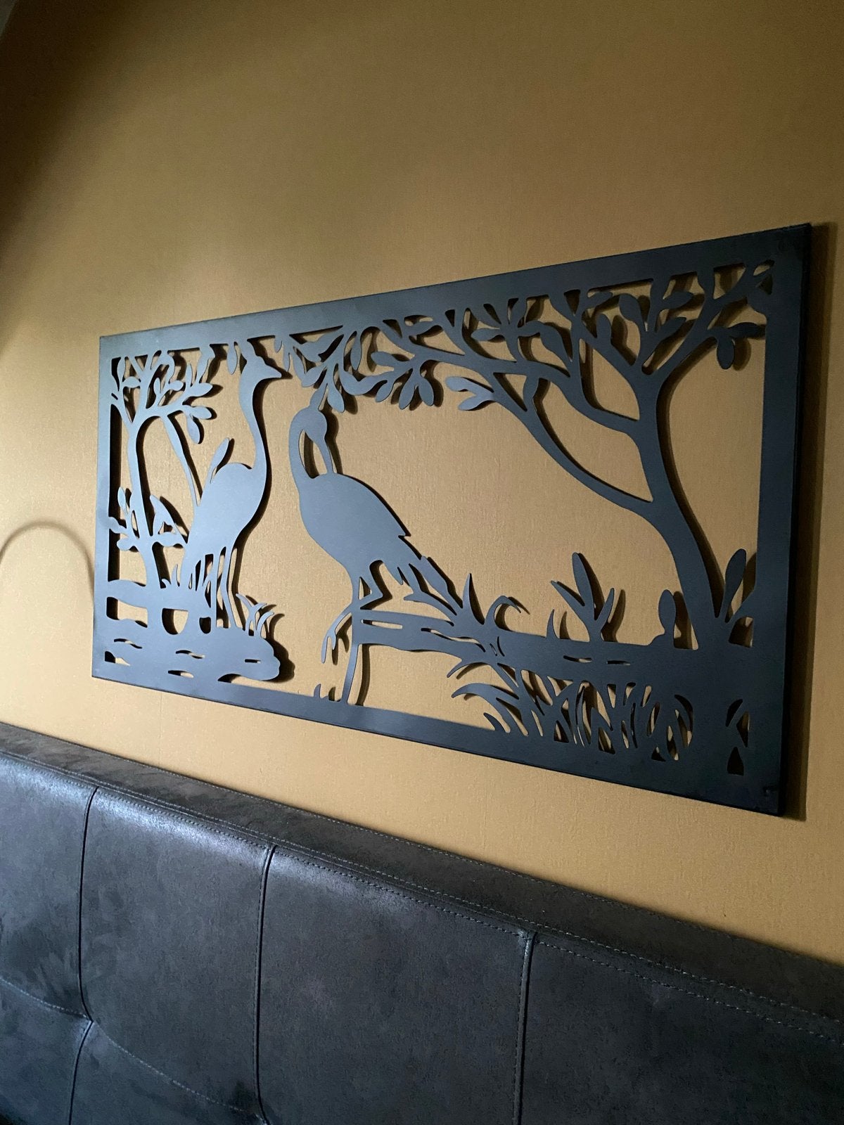 Metalen wanddecoratie met kraanvogels en bomen, Huis en Inrichting, Woonaccessoires | Wanddecoraties, Ophalen, Metaal, Wandsculptuur