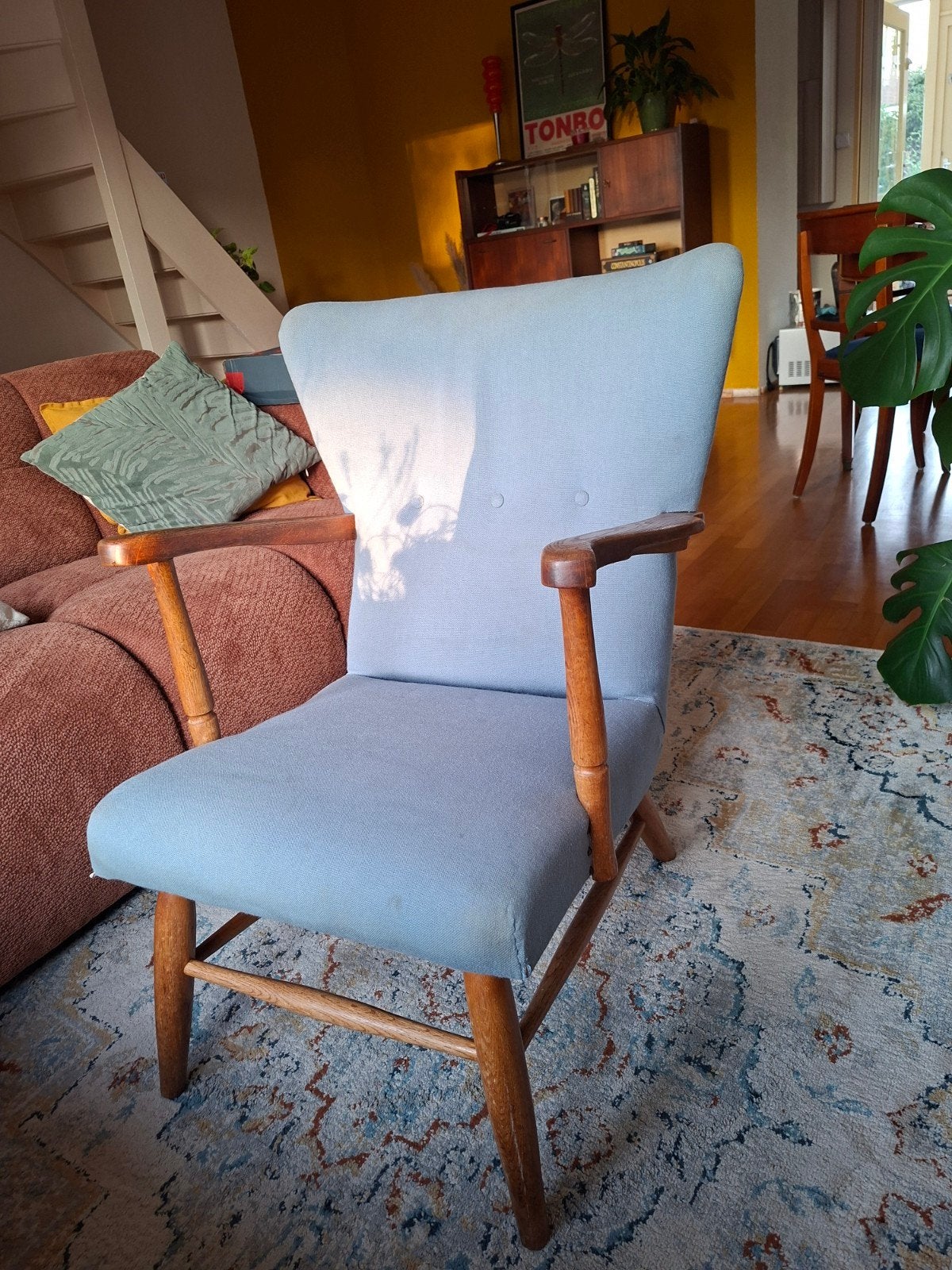 Vintage fauteuil met houten armleuningen en blauwe stof, Ophalen, Hout, Gebruikt, Minder dan 75 cm