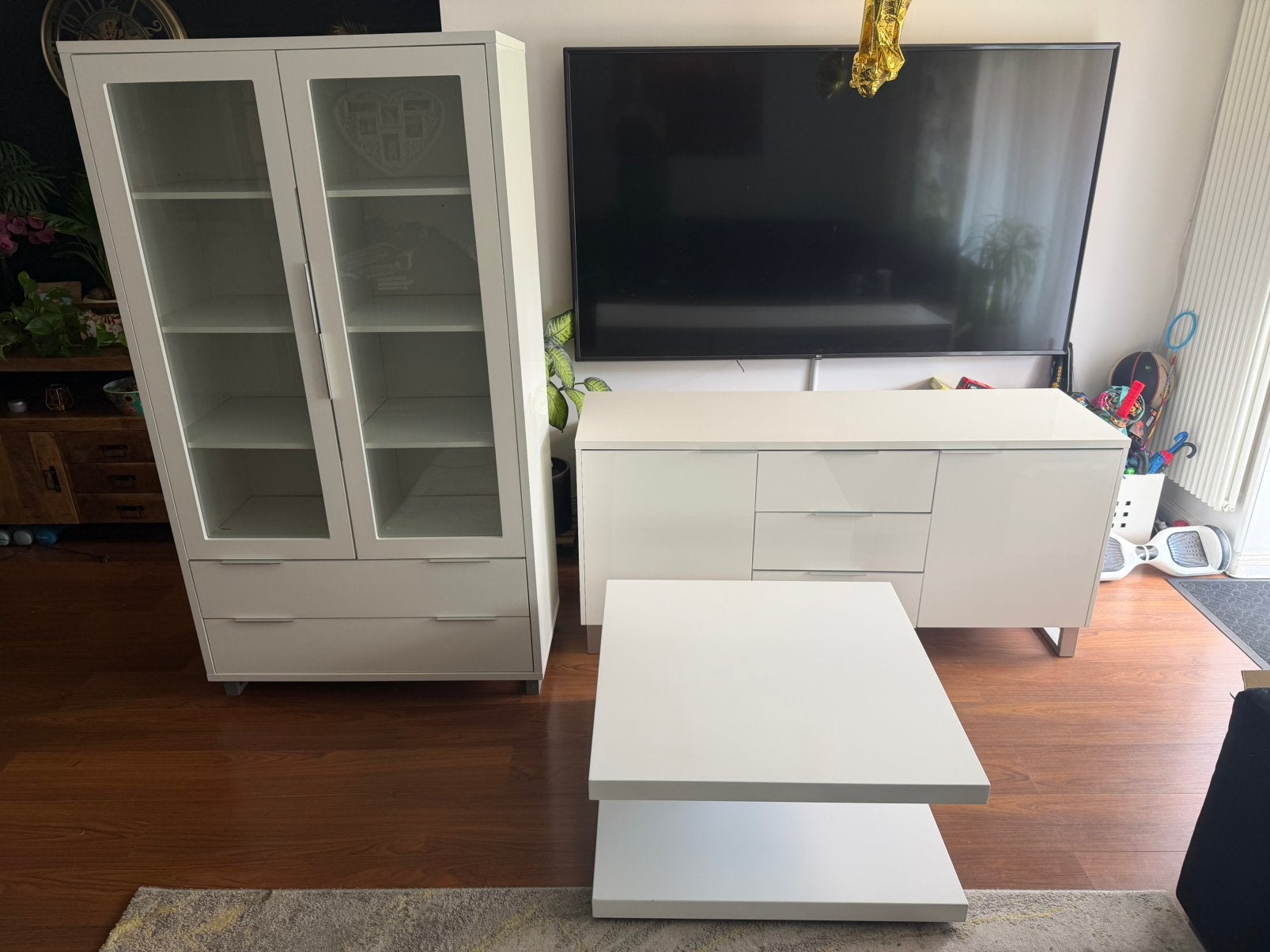 2 witte hoog glas kasten, Ophalen