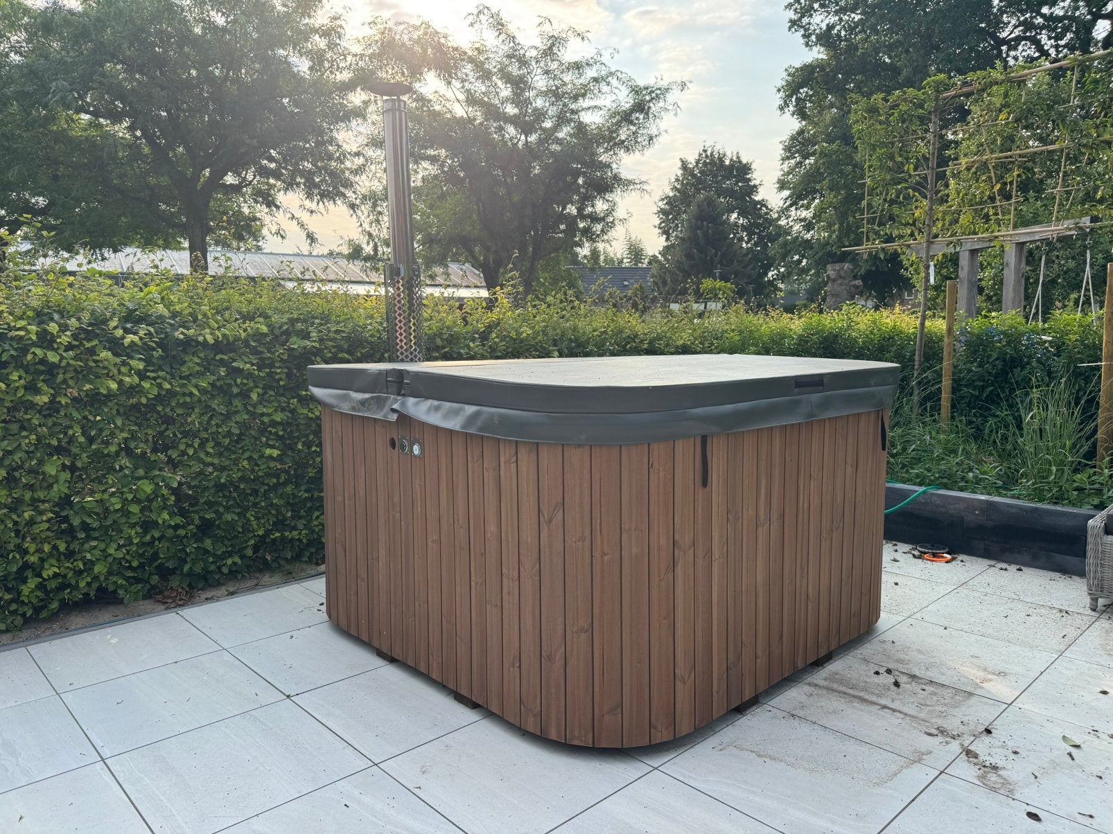 Gebruikte Hottub Deluxe met lichte gebruikerssporen, Ophalen of Verzenden, Gebruikt, Vast