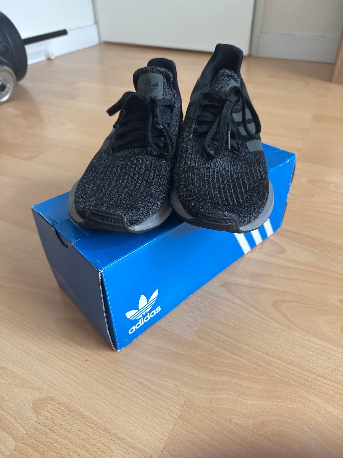 Adidas Swift Run Zwart Grijs Maat 44 gewassen en gepoetst, Zwart, Ophalen of Verzenden, Sneakers of Gympen, Zo goed als nieuw