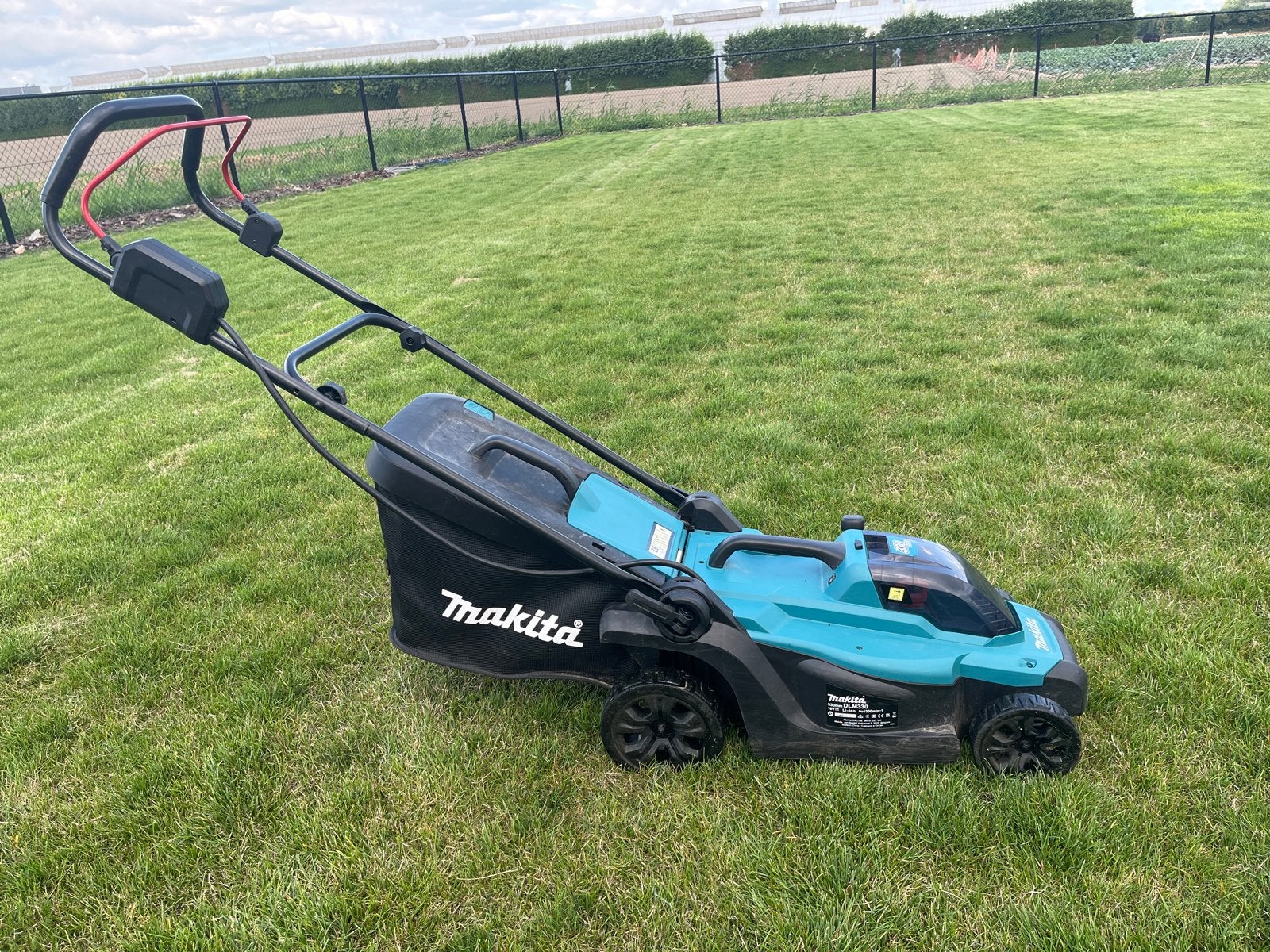 Makita DLM330 Accu Grasmaaier (excl. accu/lader) + 2 messen, Tuin en Terras, Ophalen, Gebruikt, 30 t/m 39 cm, Accu-grasmaaier