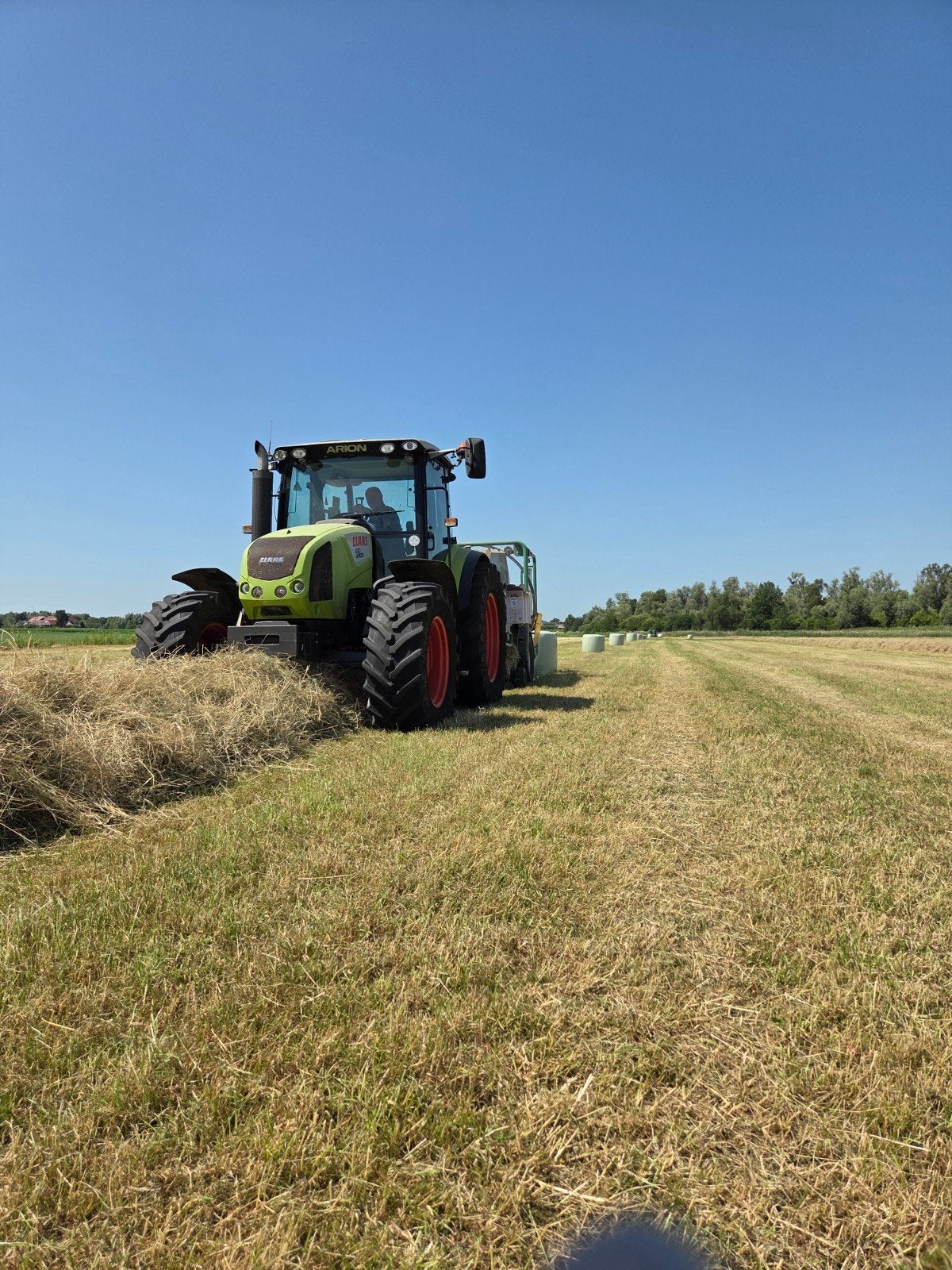 Mooi grof paarden hooi in midibalen, Ophalen
