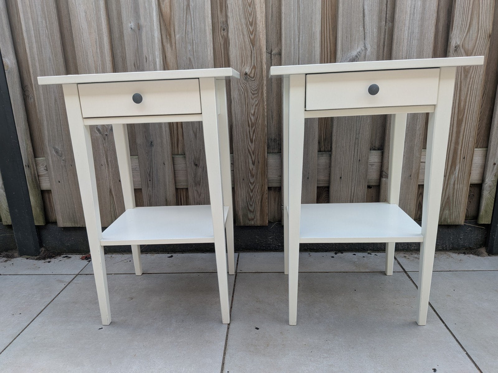 HEMNES nachtkastjes ikea. 2 stuks (mag per stuk weg), Huis en Inrichting, Slaapkamer | Nachtkastjes, Ophalen, Minder dan 45 cm