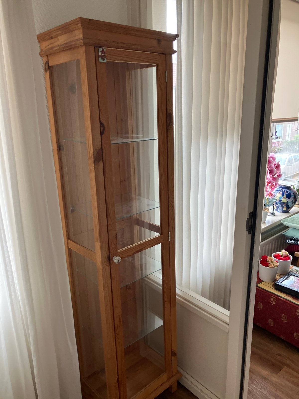 Houten vitrinekast met glazen deuren en planken, Huis en Inrichting, Kasten | Vitrinekasten, Ophalen, Gebruikt, 50 tot 100 cm