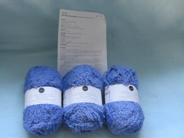 3 nieuwe bollen fluffy blauw sokkengaren met patroon, Ophalen of Verzenden, Nieuw, Breien of Haken, Wol of Garen