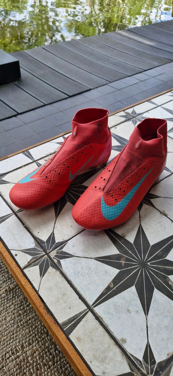 Nike voetbalschoenen roze mt 41, Ophalen of Verzenden, Zo goed als nieuw, Schoenen